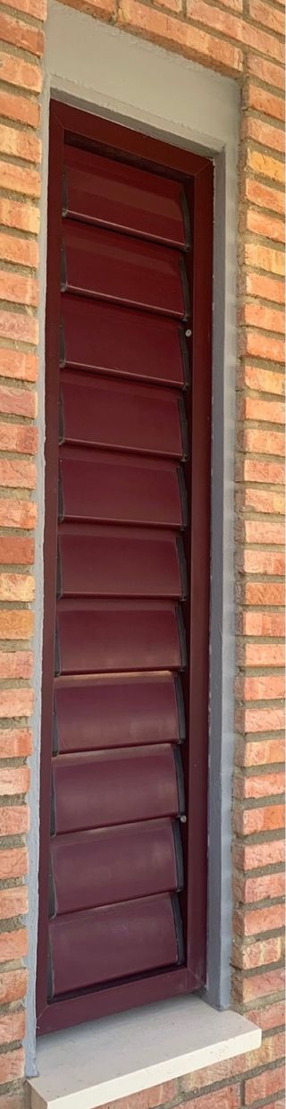 Ventana abatible aluminio color burdeos