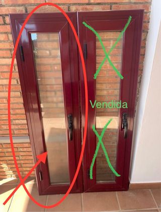 Ventana abatible aluminio color burdeos