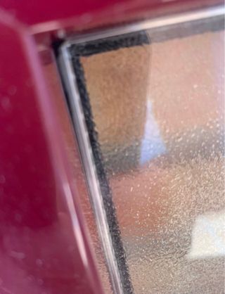 Ventana abatible aluminio color burdeos