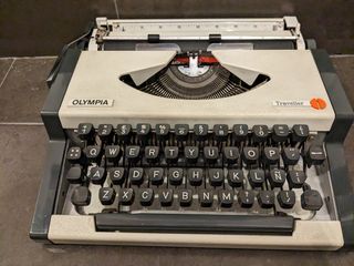 Máquina de escribir OLYMPIA antigua