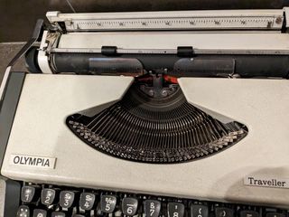 Máquina de escribir OLYMPIA antigua