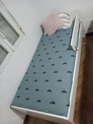 Cama ikea ,la parrilla está un poco rota 
