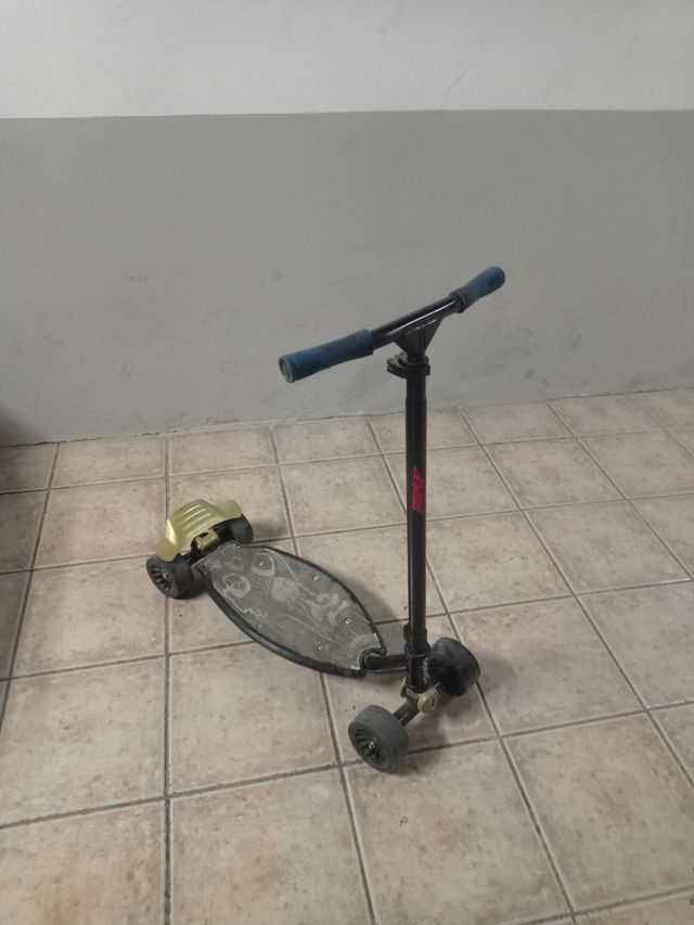 URGE VENDER!!!!!!patinete de 4 ruedas 