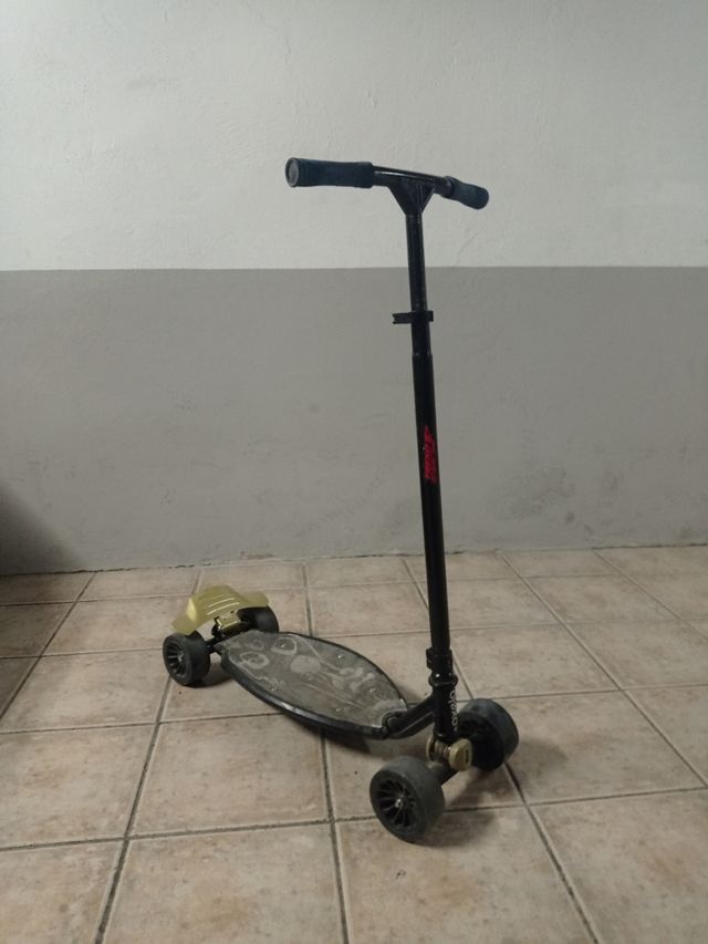 URGE VENDER!!!!!!patinete de 4 ruedas 
