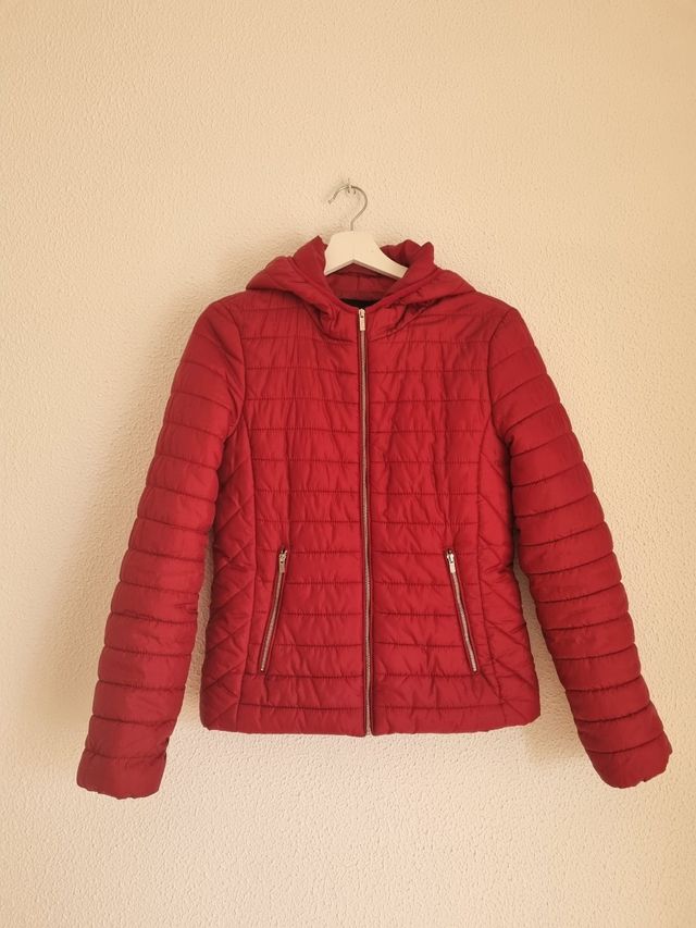 Cazadora acolchada roja Stradivarius