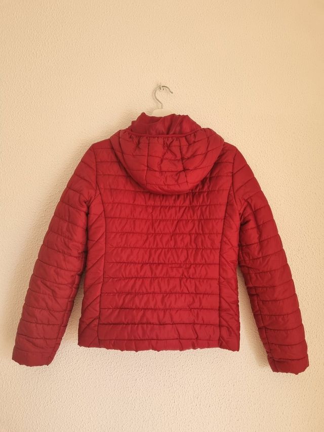 Cazadora acolchada roja Stradivarius