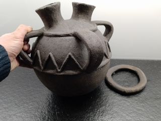 Vasija, cántaro de barro refractario hecho a mano.