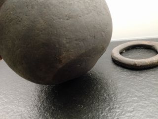 Vasija, cántaro de barro refractario hecho a mano.