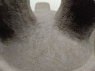 Vasija, cántaro de barro refractario hecho a mano.