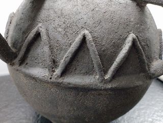 Vasija, cántaro de barro refractario hecho a mano.