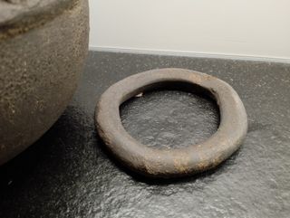 Vasija, cántaro de barro refractario hecho a mano.