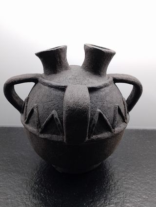 Vasija, cántaro de barro refractario hecho a mano.