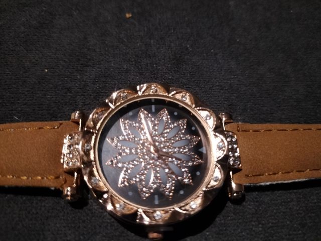 Precioso reloj brillantes y diseño flor