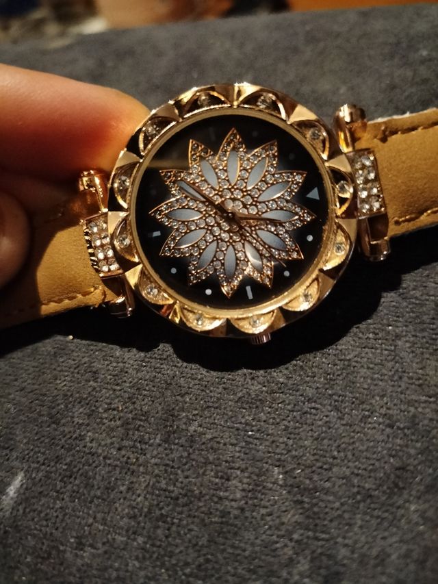 Precioso reloj brillantes y diseño flor