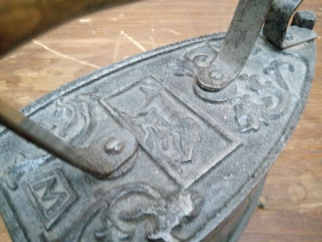 Ferro da stiro in ghisa