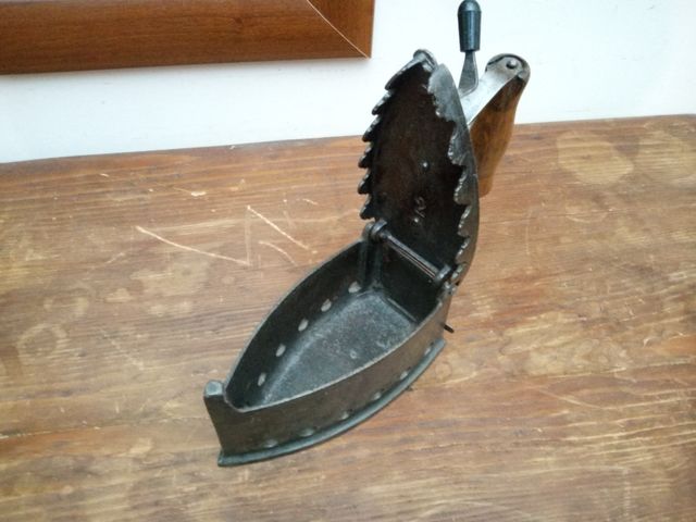 Ferro da stiro in ghisa