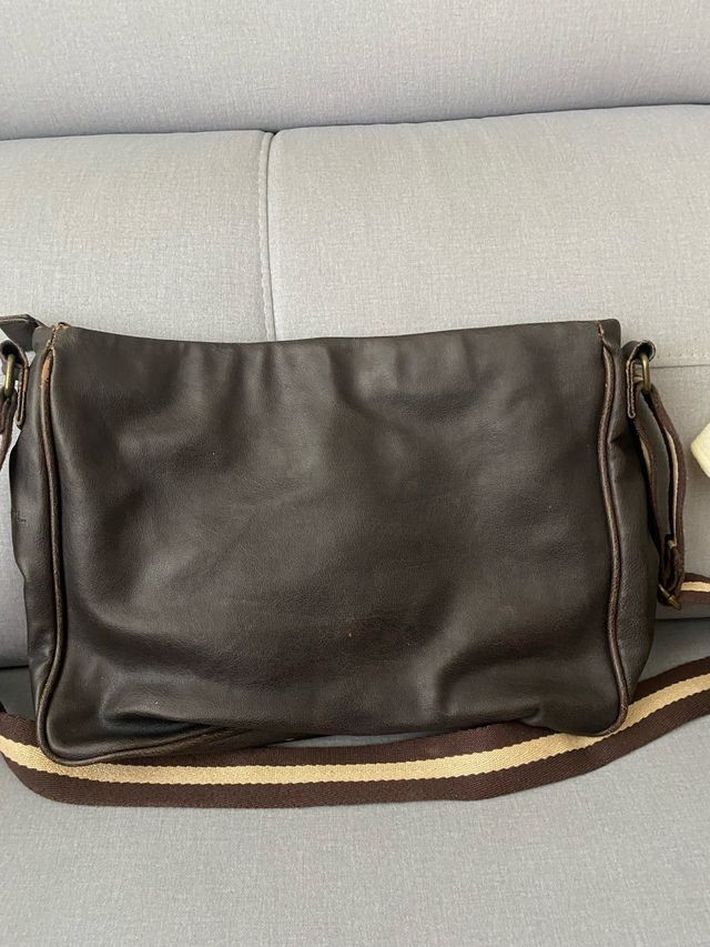 Bolso marrón estilo cartero Gabol