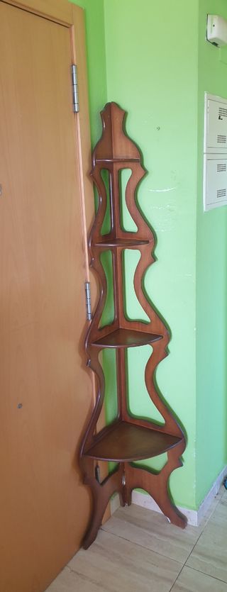 Estantería esquinera de madera