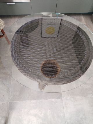 Mesa auxiliar de mimbre