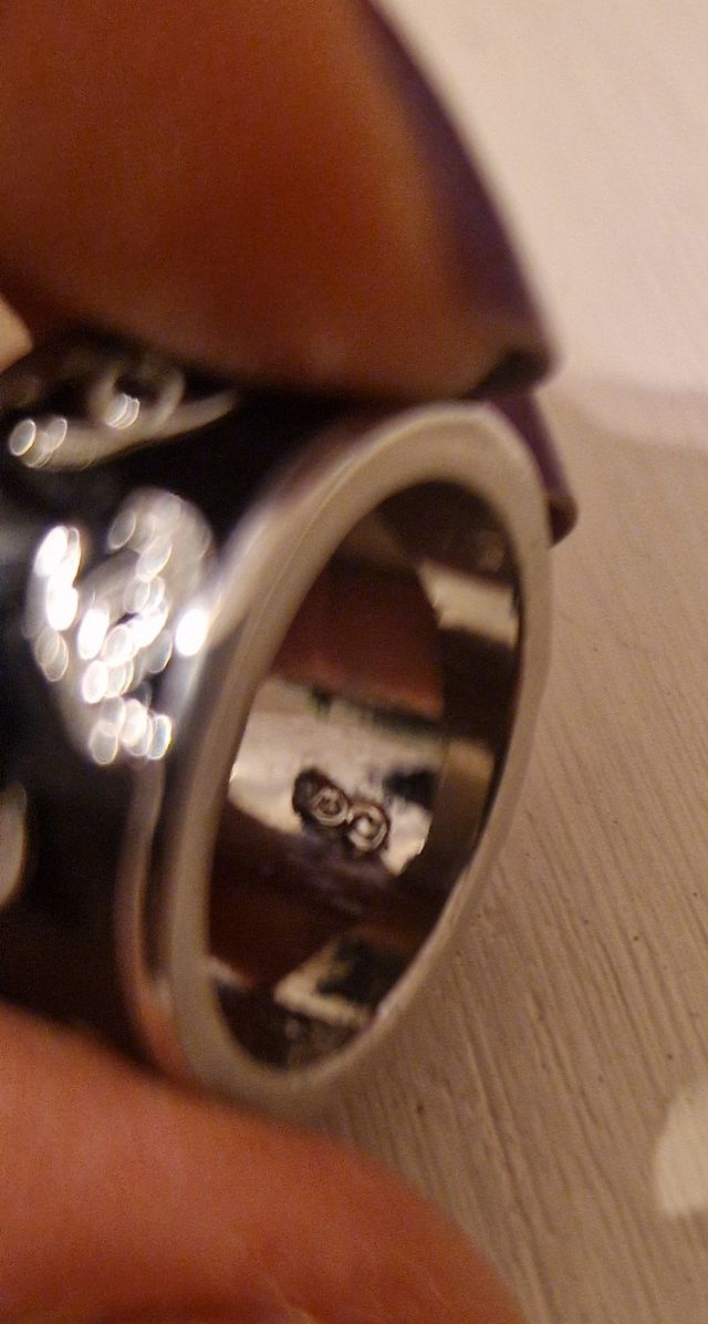 Anello smaltato doppia C