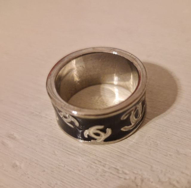 Anello smaltato doppia C