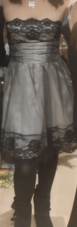 VESTIDO DE FIESTA PLATEADO CON PUNTILLA