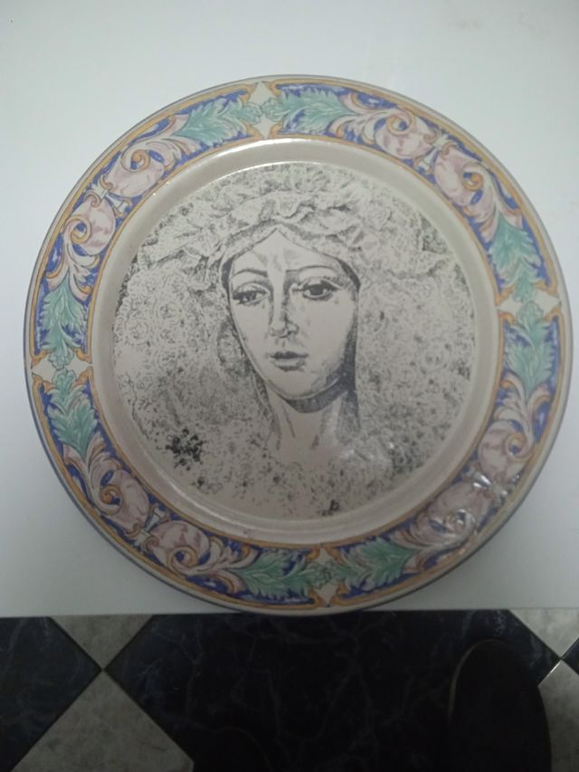 Plato de cerámica de la Macarena . Miguel Ruiz