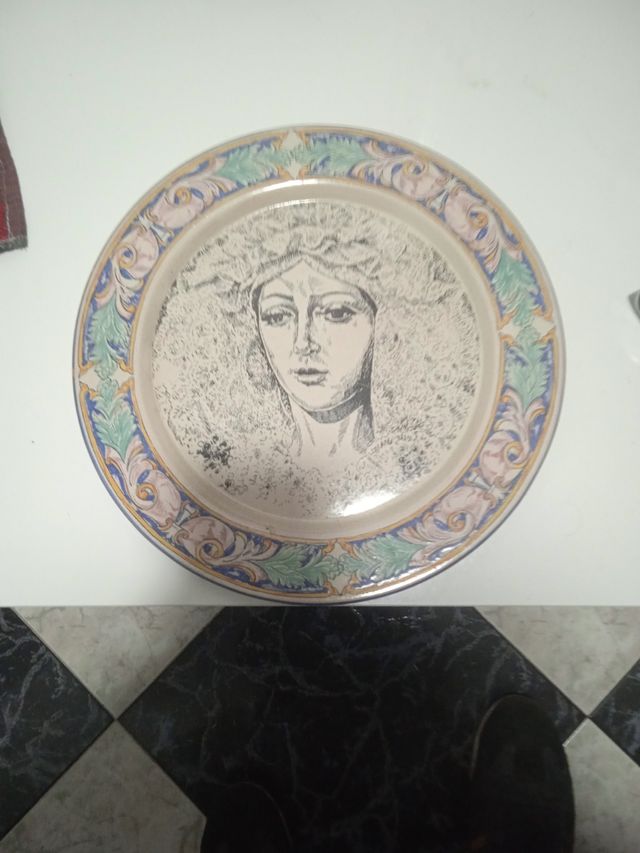 Plato de cerámica de la Macarena . Miguel Ruiz