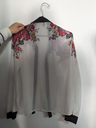 Blusa floral transparente