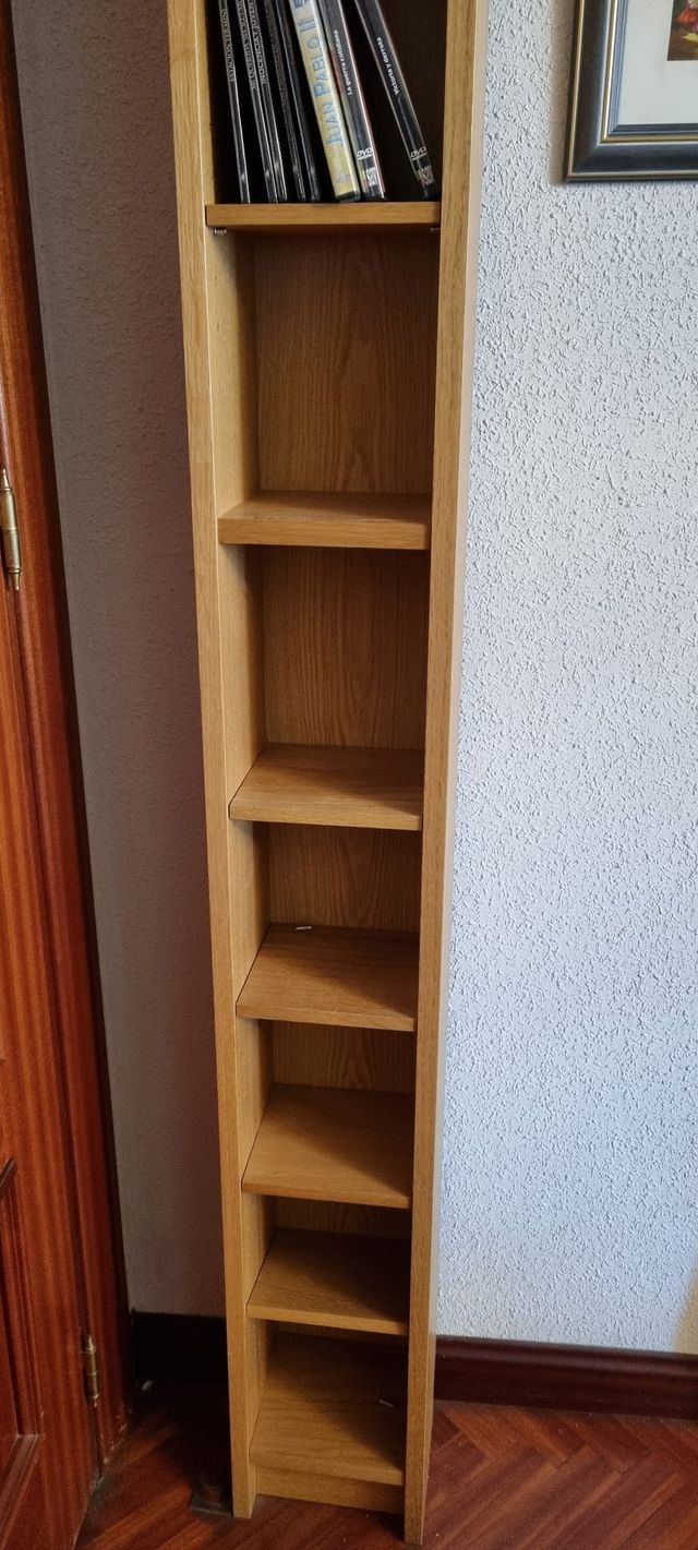 Estanteria IKEA  en madera clara