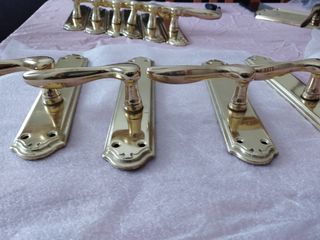 Manillas de latón pulido