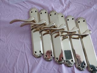 Manillas de latón pulido