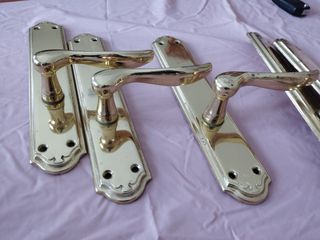 Manillas de latón pulido