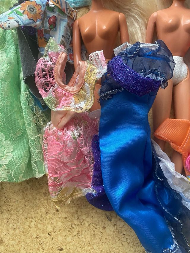 Barbie ( Lote de 3 con vestidos y complementos)