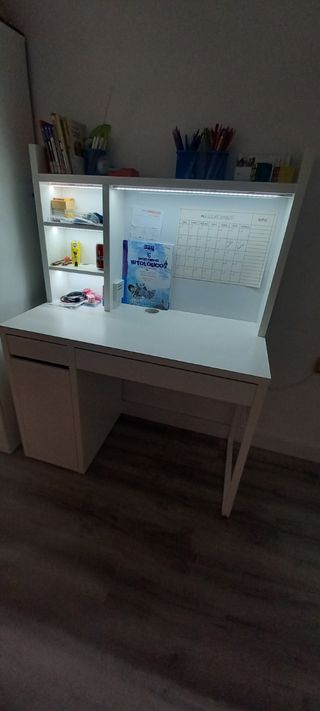Escritorio con luces led