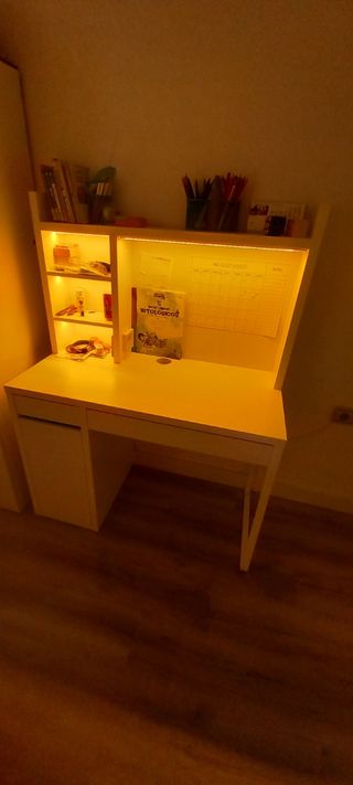 Escritorio con luces led