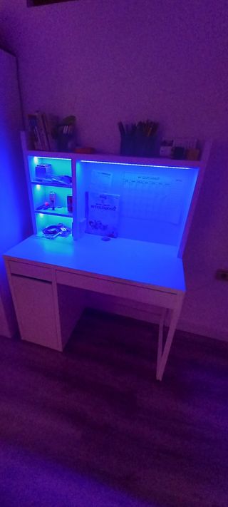 Escritorio con luces led