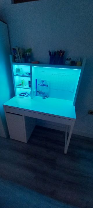 Escritorio con luces led