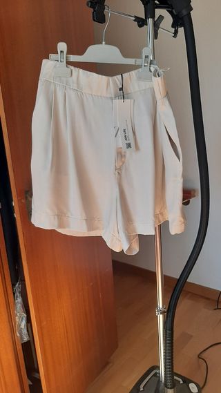 Bermuda saten con pinzas Zara T.