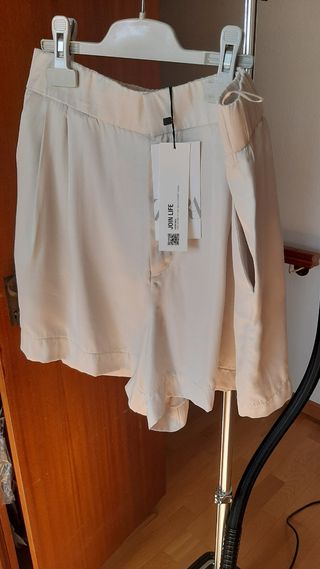 Bermuda saten con pinzas Zara T.