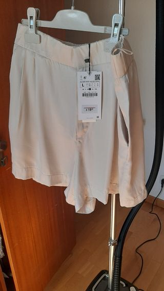 Bermuda saten con pinzas Zara T.
