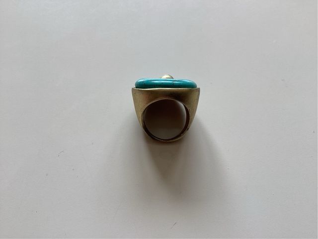Anillo dorado con turquesa