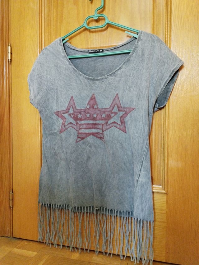 camiseta flecos gris