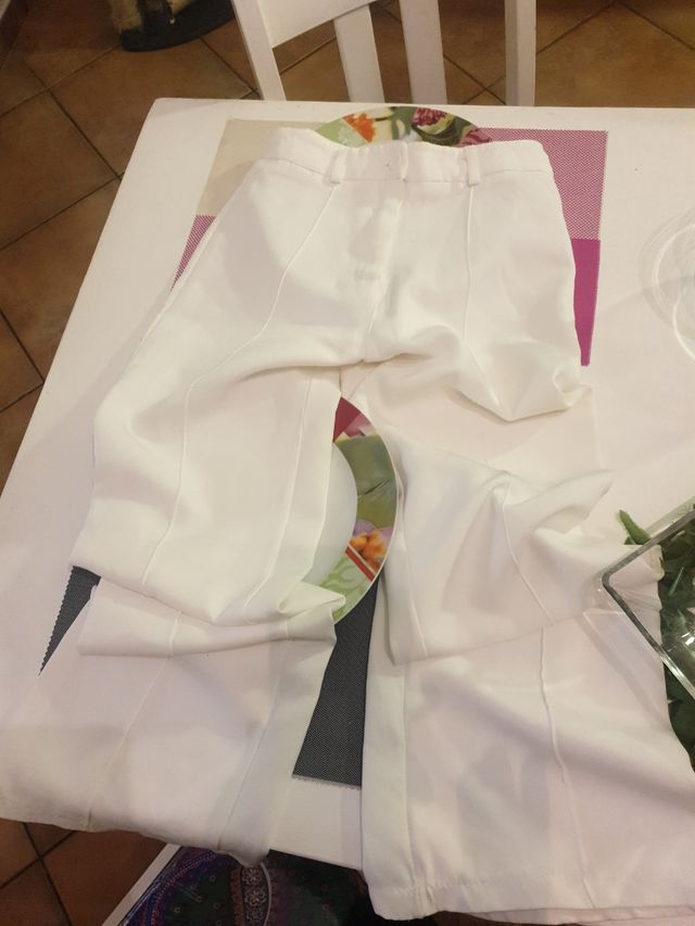 Pantaloni bianchi eleganti a zampa