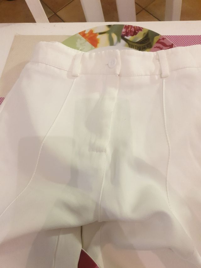 Pantaloni bianchi eleganti a zampa