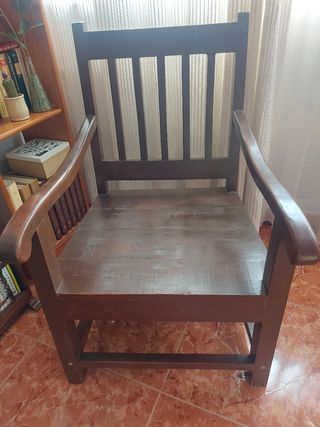 Silla antigua de madera maciza