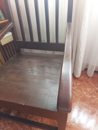 Silla antigua de madera maciza