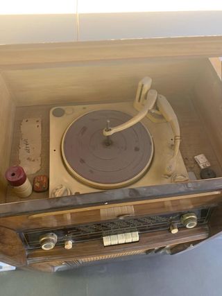 Antiguo mueble radio tocadiscos vintage