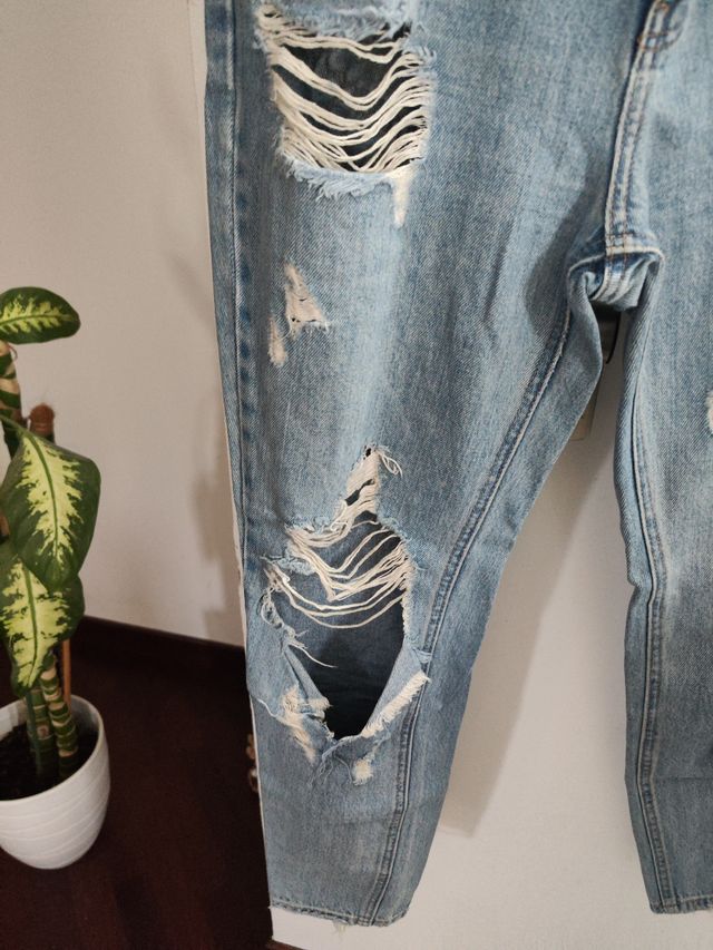 Jeans strappati mom