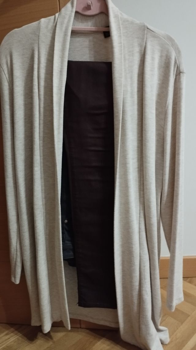 Chaqueta larga de punto beige